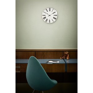 Klassische römische Uhr Arne Jacobsen für die Raumgestaltung